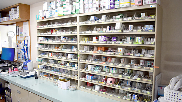 大町調剤薬局の薬棚