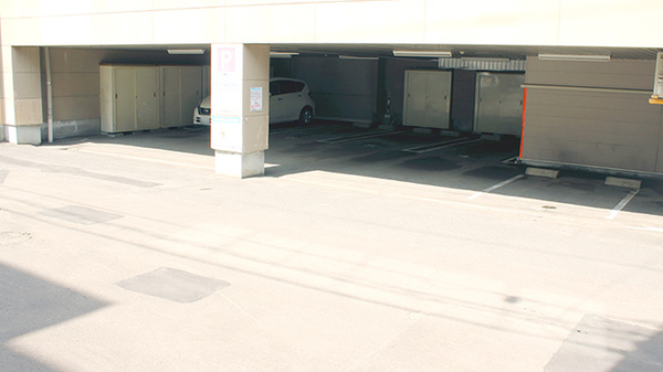 南平岸薬局の駐車場