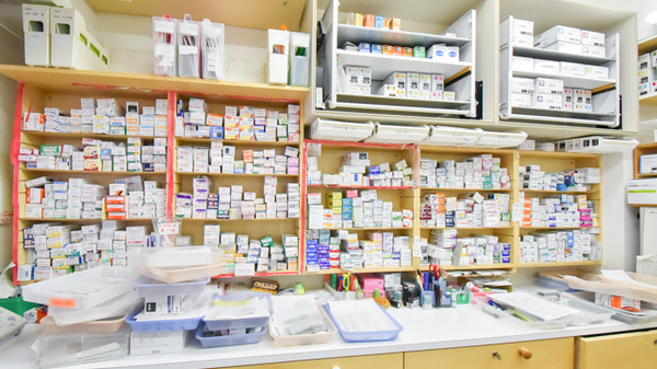 株式会社二十四軒薬局の薬棚