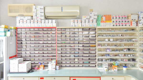 梅ヶ丘調剤薬局の薬棚