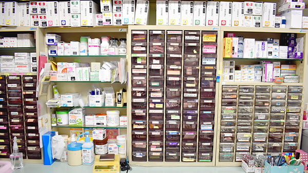 北郷通調剤薬局の薬棚