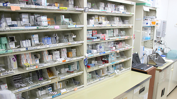 福住調剤薬局の薬棚