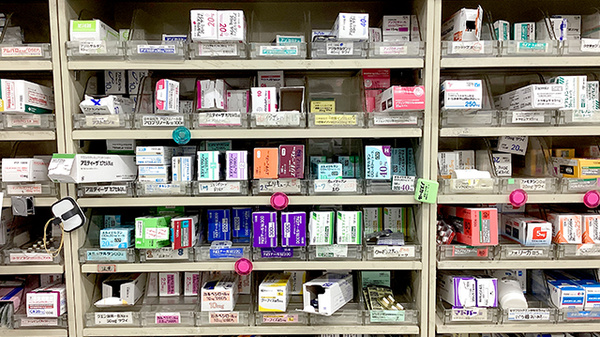 碧薬局花園店の薬棚