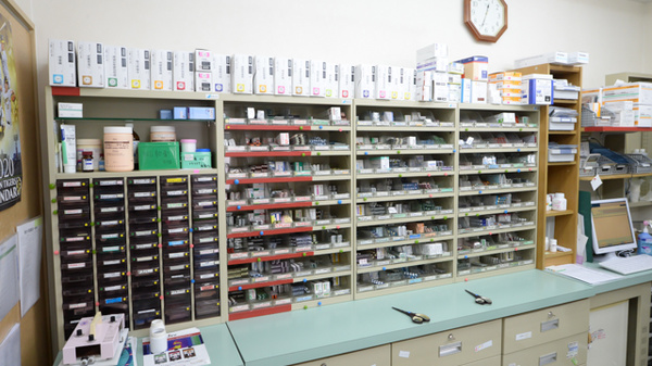 緑ヶ丘調剤薬局（北海道）の薬棚