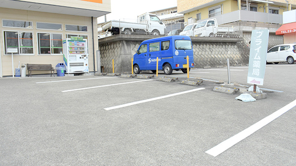 プライム薬局田辺店の駐車場