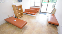 山路薬局　岩出店の待合スペース