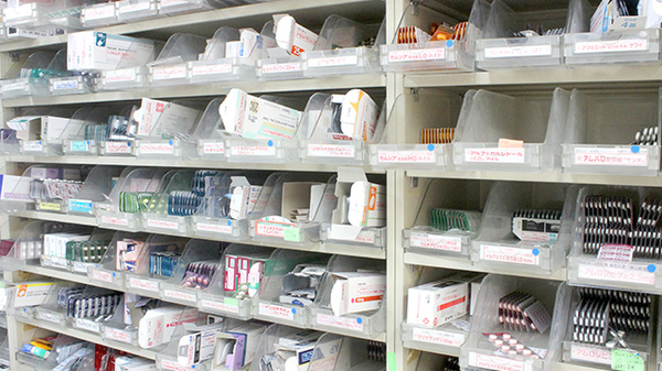 調剤薬局ネットワーク榎原店の薬棚