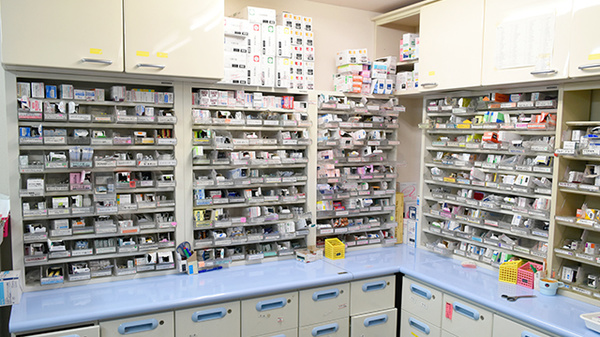調剤薬局ネットワーク栄谷店の薬棚