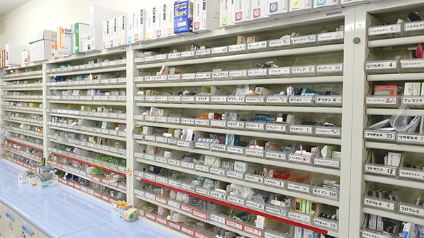 サン薬局　法隆寺北店の薬棚