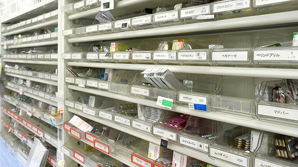 サン薬局　天理南店の薬棚