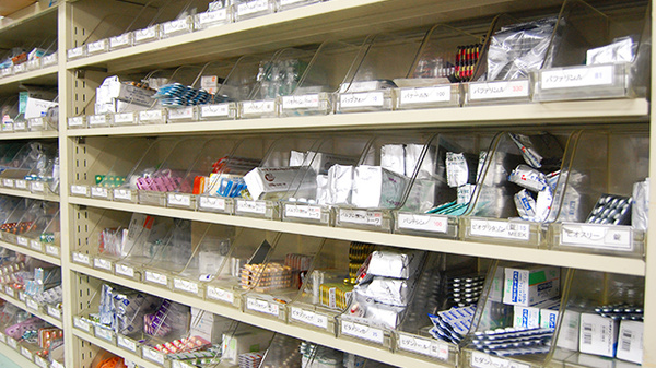サン薬局　西ノ京店の薬棚