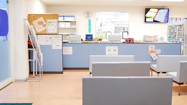 サン薬局　木津店の待合スペース