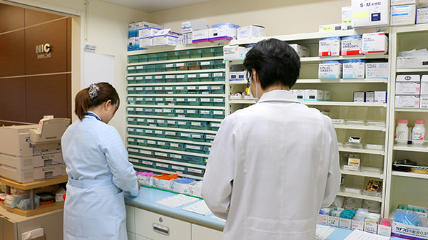 ニック調剤薬局　白木原店の作業風景