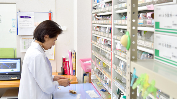 アイテル薬局　横浜西口店の作業風景