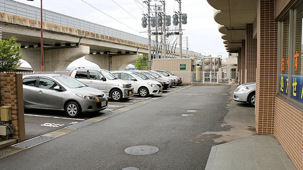ニック調剤薬局　西の丘店の駐車場
