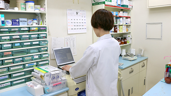 ニック調剤薬局　西の丘店の作業風景