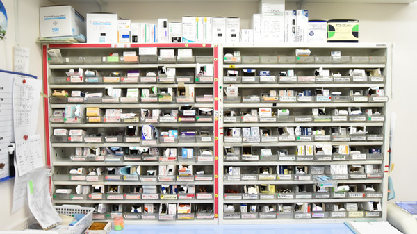 ニック調剤薬局　本山店の薬棚