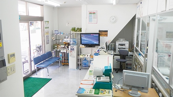 きんせい薬局の待合スペース