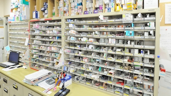 あい薬局　千代川店の薬棚