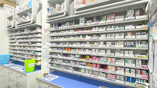 ゴダイ薬局 岩滝店の薬棚