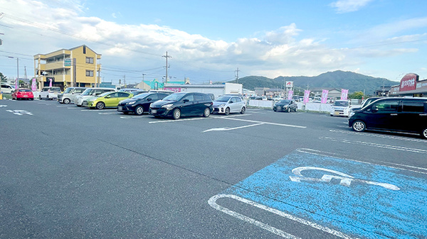 ゴダイ薬局 岩滝店の駐車場