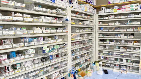 南山堂薬局　桃花台店の薬棚