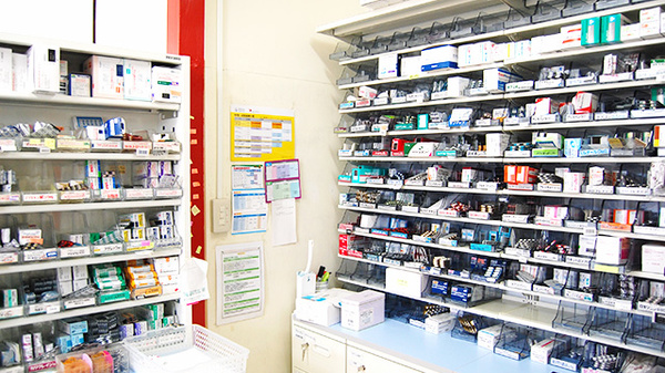 大信薬局　若園店の薬棚