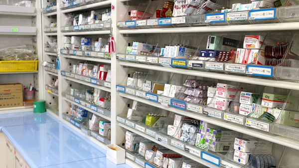 大信薬局　直方駅前店の薬棚